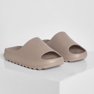 Chunky “Yeezy” Slides